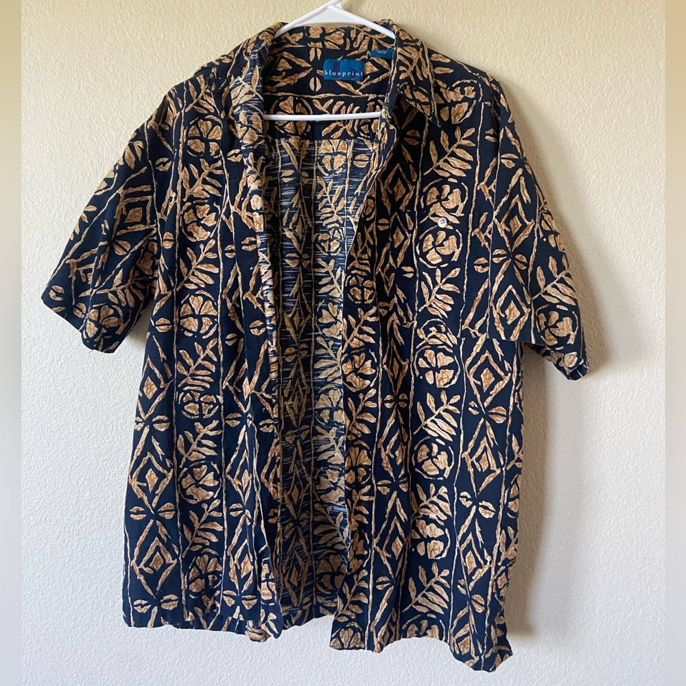 Men’s Hawaiian black and tan button up shirt